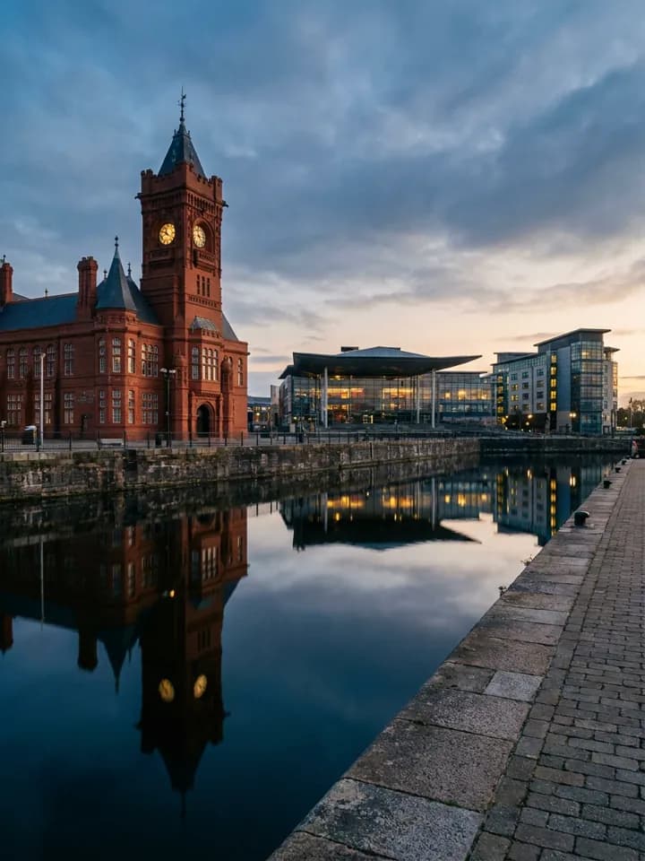 Baía de Cardiff ao anoitecer