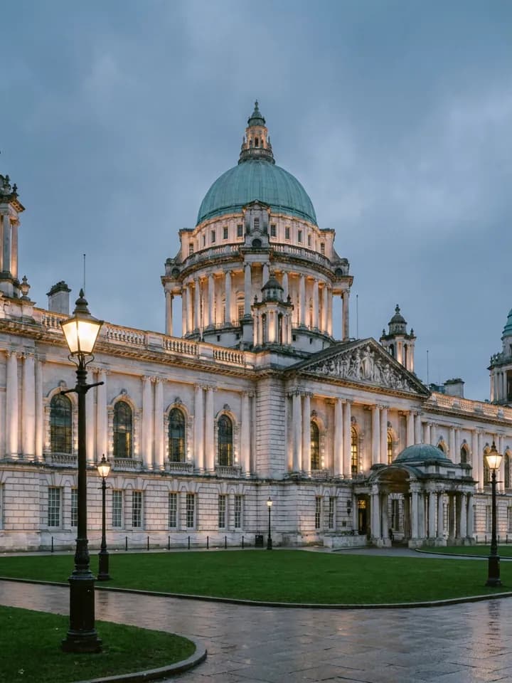 Prefeitura de Belfast iluminada ao entardecer
